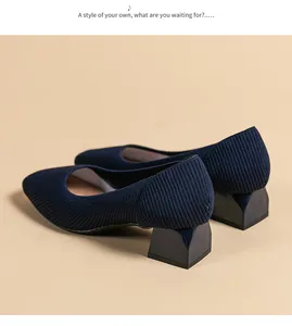 Dettaglio delle eleganti décolleté in maglia a righe blu navy con tacco largo da 4 cm