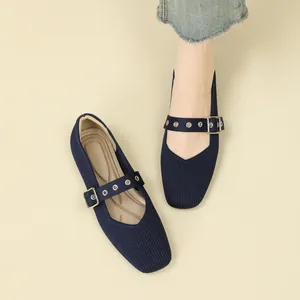 Ballerines Mary Jane en maille bleu marine avec boucle métallique et bout carré très élégant
