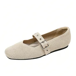 Ballerines Mary Jane beiges tricotées pour femmes avec boucle réglable et bout carré élégant.