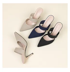 Vue détaillée des mules à talons aiguilles en coloris kaki, bleu marine et noir élégant.