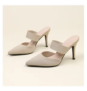 Vue détaillée de mules à talons hauts beiges élégantes avec texture en maille
