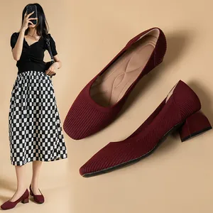 Eleganti décolleté in maglia bordeaux con punta squadrata e tacco a blocco, 4 cm