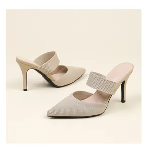 Vue détaillée de mules à bout pointu en maille beige avec talon aiguille élégant