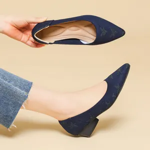 Zapatos de punto de punta fina azul marino con tacón grueso y sutil motivo de estrellas