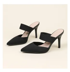 Mules pointues élégantes en maille noire avec talons aiguilles et bride centrale.