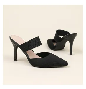 Vue détaillée de mules élégantes en maille noire à bout pointu et talons hauts