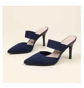Vue détaillée de mules élégantes en maille bleu marine à bouts pointus et talons aiguilles
