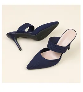 Vue détaillée montrant la texture des mules en maille bleu marine à talons hauts