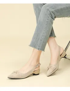 Elegantes sandalias slingback con punta fina, lazo de punto y tacón bajo de mujer