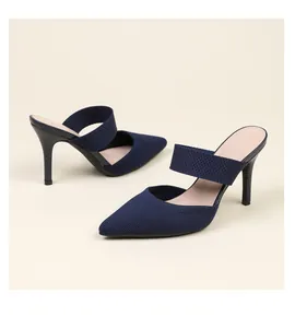Vue détaillée de mules à talons aiguilles en maille bleu marine avec bride élégante