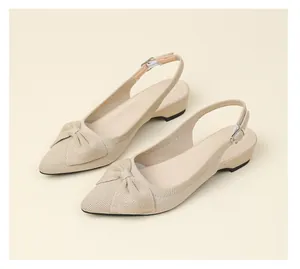 Elegantes sandalias beige de punto con puntera afilada y detalle de lazo decorativo