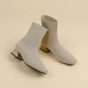 Élégantes bottines chaussettes beiges en tricot à bout carré et talon épais pour femme.