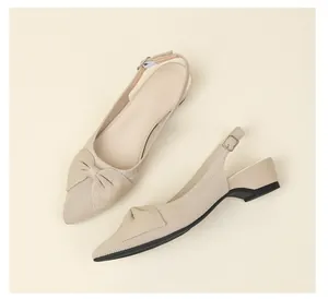 Sandalias elegantes beige con punta fina y un delicado detalle de lazo de punto