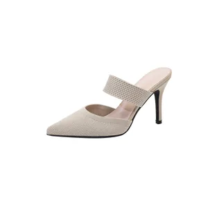 Mules élégantes beiges à bout pointu et talon aiguille avec texture en tricot