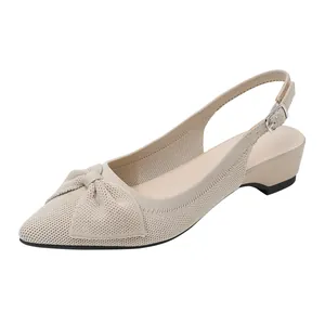 Zapatos slingback de punto con punta fina, detalle de lazo y cuña baja cómoda diaria.