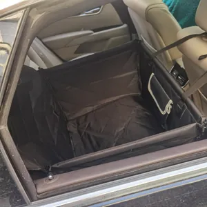 Housse de siège auto matelassée noire imperméable pour chien sur la banquette arrière