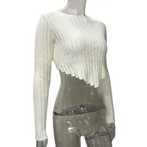 Detailansicht eines weiß gerippten Langarm-Crop-Tops mit asymmetrischem Saum am Mannequin