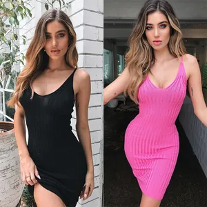 Mini-robe sexy en maille à col en V noir et rose avec une texture côtelée fine