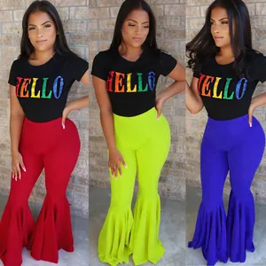 Detalle del conjunto de pantalones acampanados con volantes en rojo, amarillo y azul