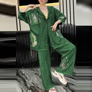 Ensemble deux pièces en denim vert tendance avec écussons léopard et veste à capuche