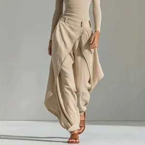 Élégant ensemble français avec haut ajusté à manches longues et pantalon large irrégulier