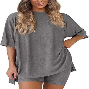 Dettaglio frontale del set loungewear grigio con vestibilità ampia e spacchi laterali