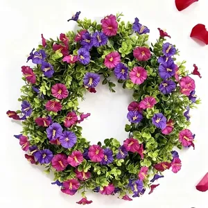 Corona de petunias artificiales moradas y rosas para decoración de pared.