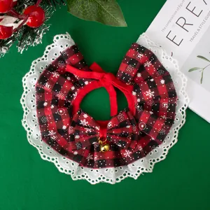 Detail van rood-zwarte geruite kerstslabbetje voor huisdieren met witte kant en belletje