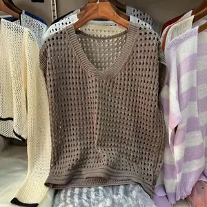 Primer plano del chaleco de punto marrón calado con cuello en V y diseño de malla.