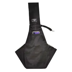Vista dettagliata della borsa a tracolla nera per animali con pratica tasca anteriore