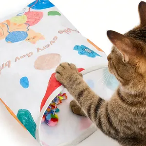 Nahaufnahme einer getigerten Katze, die mit einem bunten Knisterpapier-Tunnel spielt