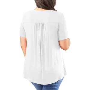 Gedetailleerd achteraanzicht van witte blouse met korte mouwen en een plooiontwerp