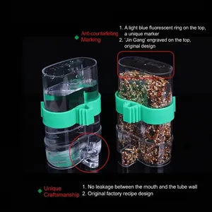 Transparante automatische vogeldrinker en voerdispenser voor vogelkooiaccessoires.