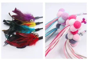 Set di giocattoli per gatti con piume colorate, campanelli e grandi pompon soffici
