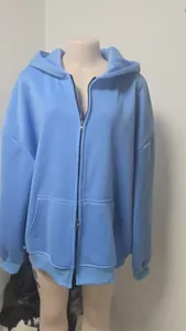 Gedetailleerd overzicht van de lichtblauwe oversized hoodie met een dubbele ritssluiting