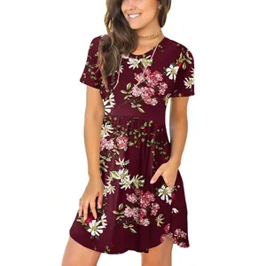 Lässiges geblümtes Kurzarmkleid mit Rundhalsausschnitt, Falten und praktischen Seitentaschen