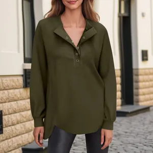 Detailweergave van olijfgroen damessweatshirt met een decoratieve knoopkraag