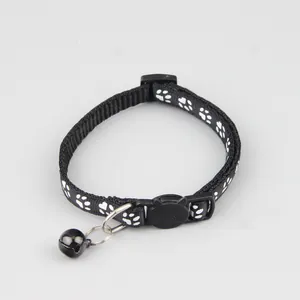 Gedetailleerde weergave van een zwarte kattenhalsband met witte pootafdrukken.