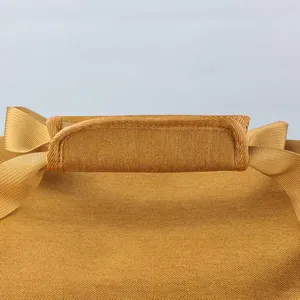 Detailopname van het versterkte stoffen handvat van deze uitbreidbare tas voor dieren