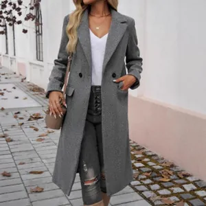Langer grauer Wollmantel mit Reverskragen und Taschen im authentischen Street-Style