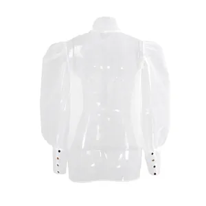 Detalle trasero de la blusa de malla blanca con mangas abullonadas y puños abotonados