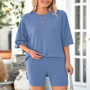 Vue détaillée d'un ensemble de détente bleu pour femme avec haut à manches courtes et short