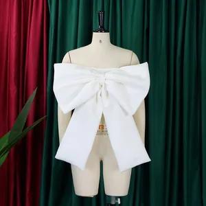 Vista dettagliata frontale del top a fascia sexy bianco con maxi fiocco e spalle scoperte