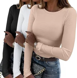 Détail des t-shirts ajustés à manches longues et col rond en noir, blanc et abricot.