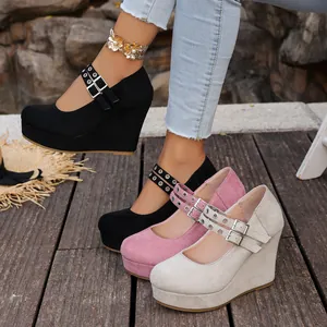Detalle de zapatos de cuña con plataforma de ante para mujer con correas en tres colores.