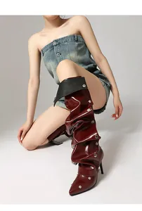 Detailansicht weinroter Lackleder-Hosenstiefel mit silbernen Nieten und spitzer Kappe