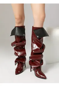 Detailansicht burgunderrote Stiefel mit Nieten, spitzer Kappe und schwarzem Umschlag