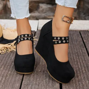 Vista lateral detallada de zapatos de plataforma con cuña en ante negro y correas con ojales