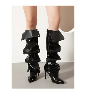 Detailansicht schwarzer Stiefel mit Pfennigabsatz, Rüschenbesatz und silbernen Nieten