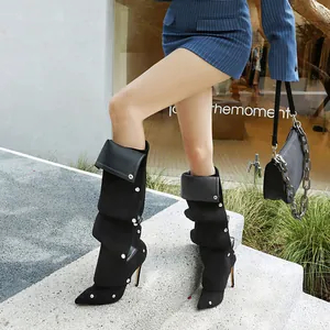 Detailansicht der schwarzen spitzen Nietenschaftstiefel mit hohen Absätzen und Nieten